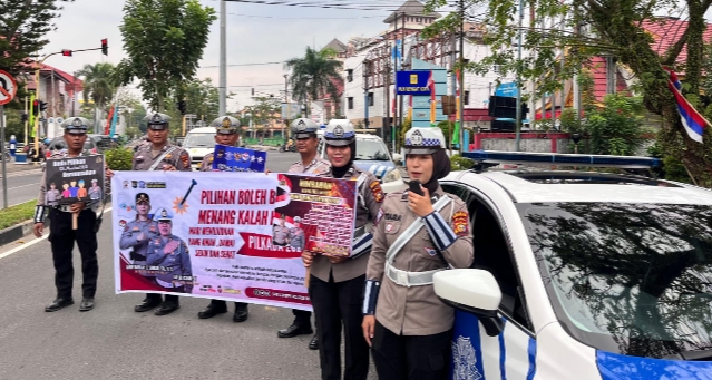 Ciptakan Situasi Kamseltibcarlantas Serta Sosialisasi Pemilu Damai Kasat Lantas Turun Tangan.