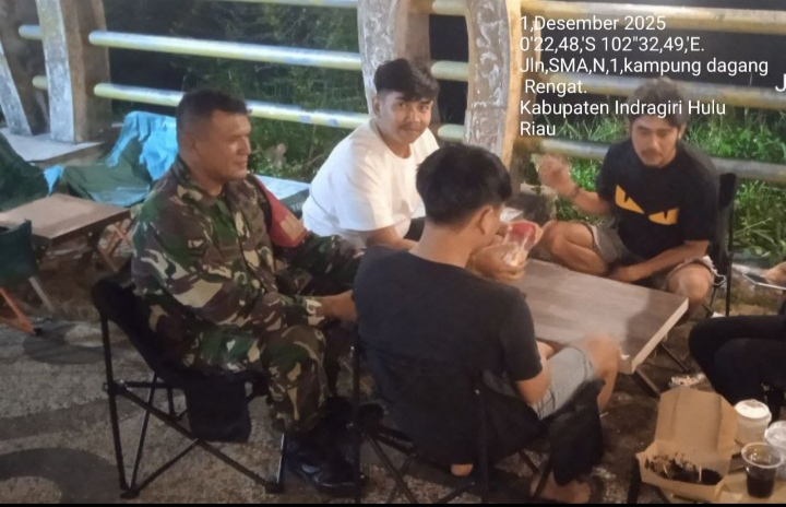 Bersama Anak Muda Babinsa koramil 01/Rengat, Patroli Jaga Kampung Dalam Patrolinya.