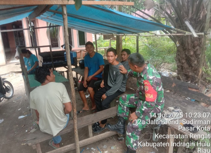 Babinsa Koramil 01/Rengat Kodim 0302/Inhu Laksanakan Komsos Dengan Warga Desa Binaan.