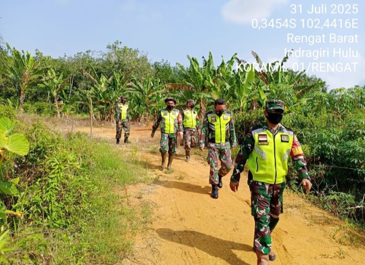 Walau Harus Berjalan Kaki Babinsa Temui Warga Untuk Ingatkan Terhadap Karhutla