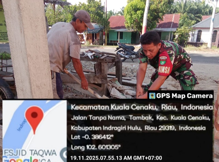 Pentingnya Sinergi TNI Bersama Rakyat, Babinsa Bantu Bangun Rumah Warga Diwilayah Binaan