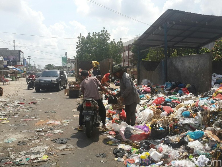 Cerita Warga Pekanbaru soal 'Horor' Sampah yang Tutupi Jalan Utama