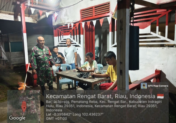 Tingkatkan Kesadaran Masyarakat Babinsa Bersama Warga Patroli Siskamling Di Kelurahan Pematang Reba