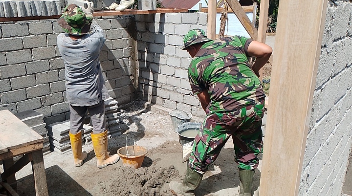 Satgas TMMD Ke-127 Kodim 0302/Inhu-Kuansing Memasang Batako Rumah Tidak Layak Huni (RTLH) Milik Ibu Baida di Desa Tanjung