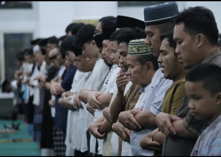 Ribuan Masyarakat Sholat Tarawih di Masjid Raya Annur, Ini Harapan Pj Gubri