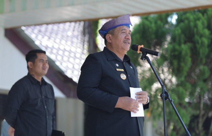 Bupati Gunakan Tanjak Melayu Pimpin Hardiknas Di Kabupaten Asahan