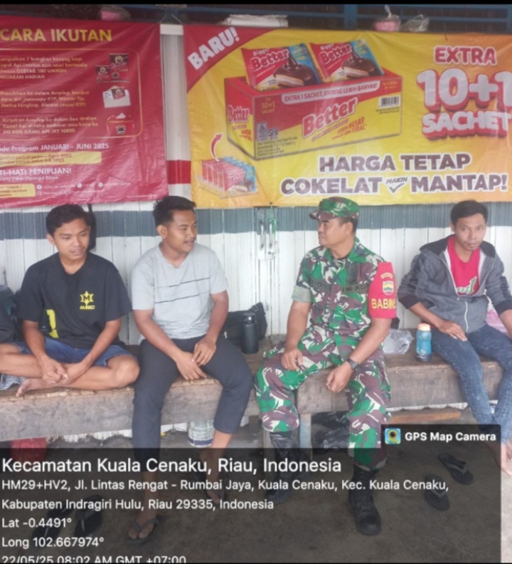 Babinsa Koramil 01/Rengat  Laksanakan  Komsos Dengan Warga Desa Binaan Untuk Mempererat Silaturahmi