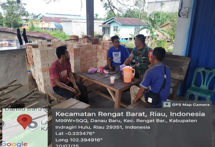 Babinsa Koramil 01/Rengat Desa Danau Baru  Melaksanakan Komsos Untuk Ciptakan Kedekatan