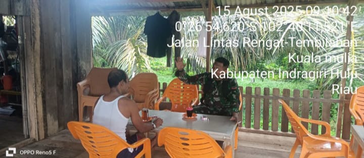 Babinsa Jalin Hubungan Antara TNI Dan  Masyarakat Melalui Komsos Di Wilayah Desa Binaanya