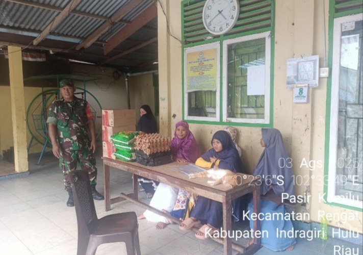 Rasa Peduli Kepada Warganya Babinsa Koramil 01/ Rengat Kunjungi Panti Asuhan Ananda Putri.