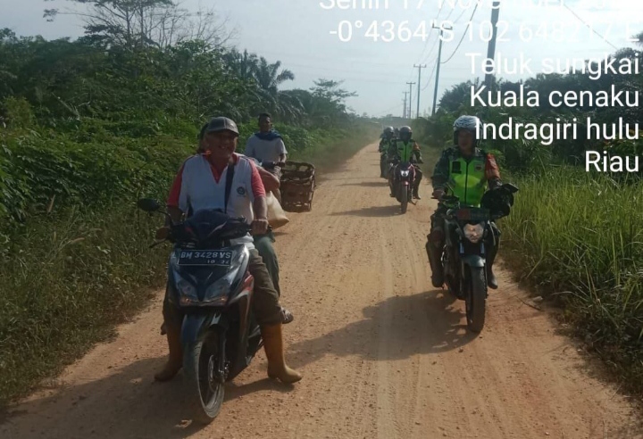 Cuaca Walau Mendung Namun Babinsa Koramil 01/Rengat Kodim 0302/Inhu Tetap melaksanakan Sosialisasi dan Patroli Pencegahan Karhutla
