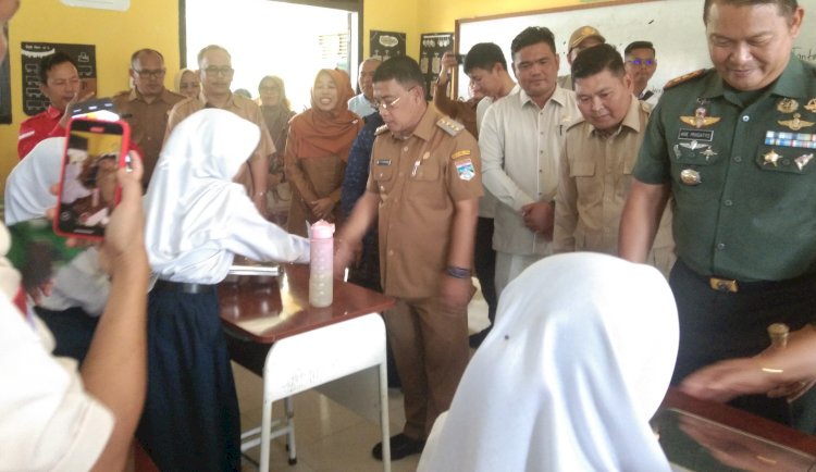 Bupati Muratara H. Devi Suhartoni Tinjau Penyaluran Makan Bergizi Gratis di SMP Negeri Maur