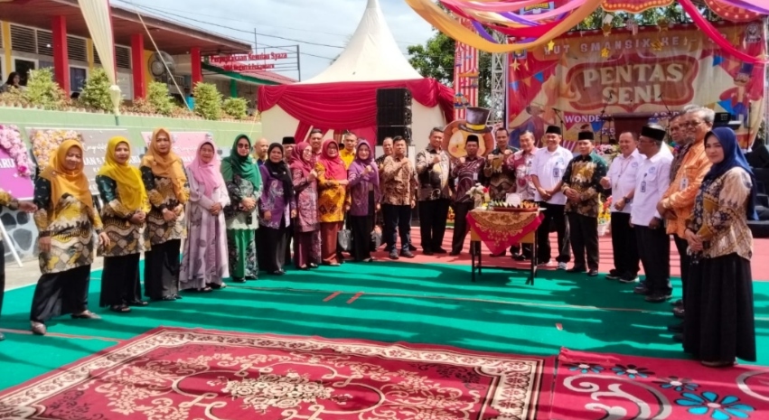 SMAN 6 Pekanbaru Rayakan Milad Ke-42 Tahun, Kepsek Yon Hendri Berikan Sertifikat untuk Anak Didik