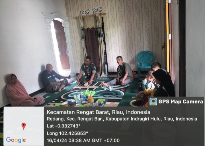 Babinsa Serda Edi Putra Manfaatkan Suasana lebaran Untuk Silaturahmi di Rumah warga Desa Binaan.