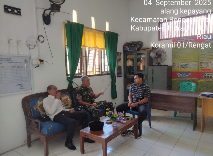 Komsos Di Kantor Desa, Babinsa Tingkatkan Kerjasama Yang Baik Dengan Perangkat Desa