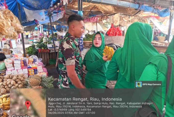 Jelang Hari Raya Idul Adha Babinsa Pantau Pasar Tradisional Untuk Laksanakan Komsos Kepada Pembeli Dan Pedagang