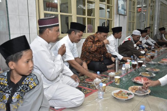 Dandim 0204/DS bersama Wali Kota berbuka puasa di Mesjid As Suhada