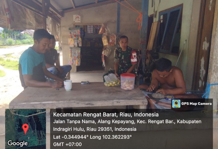 Bersama Tomas Talang Jerinjing Babinsa Bincang Santai Saat Komsosnya