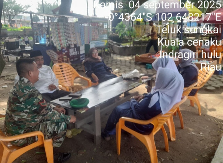 Pembinaan Teritorial Babinsa Koramil 01/Rengat Jalankan Komsos Di wilayah Binaan Desa Teluk Sungkai