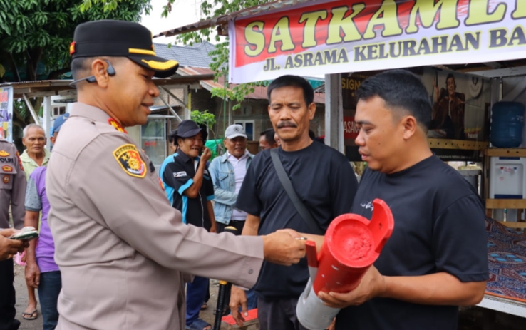 Tinjau Pos Satkamling, Kapolres Tebing Tinggi Berikan Perlengkapan Keamanan