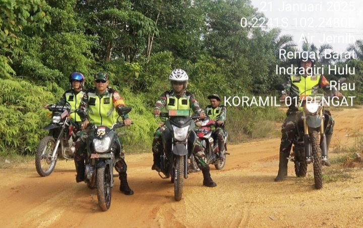 Tak Ingin Lengah Babinsa Koramil 01/Rengat Tetap Lakukan Patroli dan Sosialisasi Karhutla