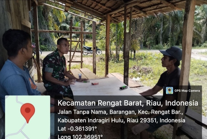 Jalin Hubungan Kerja yang Baik, Babinsa Koramil 01/Rengat Komsos dengan Warga Desa Barangan