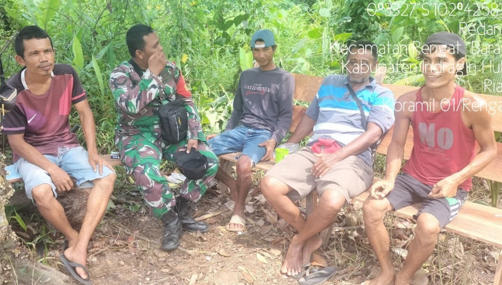 Ciptakan Interaksi Saat Komsos Terlihat Kompak Babinsa Dengan Masyarakat