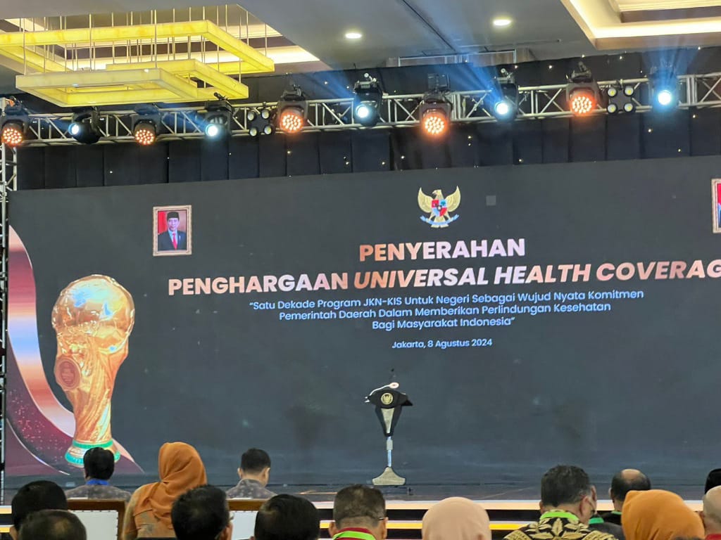 Bupati Suhardiman Amby Hadiro Acara Penghargaan UHC Untuk Pemerintahan Daerah khusus Kab.Kuantan Singingi