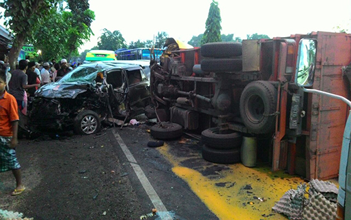 Kecelakaan Maut Terjadi Antara Truck VS Mini Bus, 1 Tewas