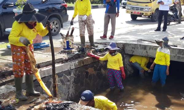 Petugas Kebersihan PUPR Bersihkan Saluran Air di Jalan Arifin Achmad