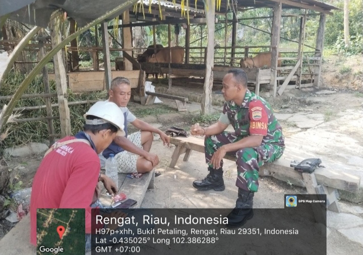 Babinsa Laksanakan Komsos Bangun Kedekatan Dan Keakraban Dengan Warga.