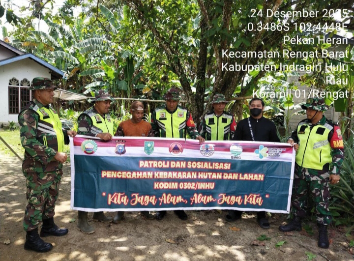 Kunjungi Kelurahan Pematang Reba Babinsa Koramil 01/Rengat Laksanakan Patroli dan Sosialisasi Karhutla