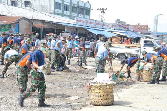 Hari Bakti, TNI Bersih-bersih Pasar Pagi Arengka