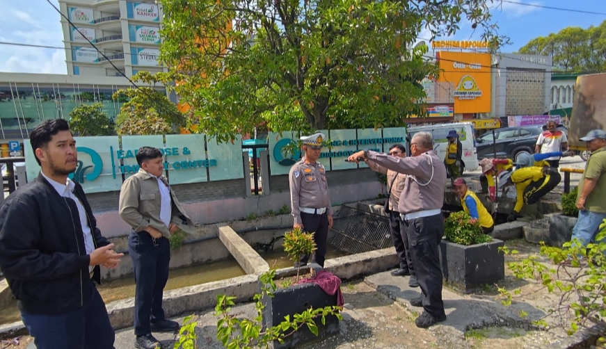 Ditlantas Polda Riau dan PUPR Gerak Cepat Tindak Lanjuti Titik Banjir di Depan RS Awal Bros