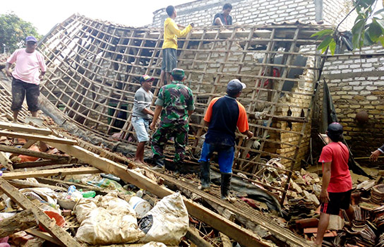 Rumah Warga Ambruk Pasca Banjir Di Gladak Anyar