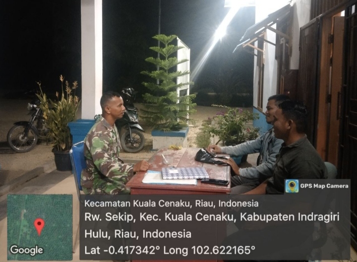 Patroli Di Desa Rawa Sekip Babinsa Laksanakan Komsos dan Patroli Malam