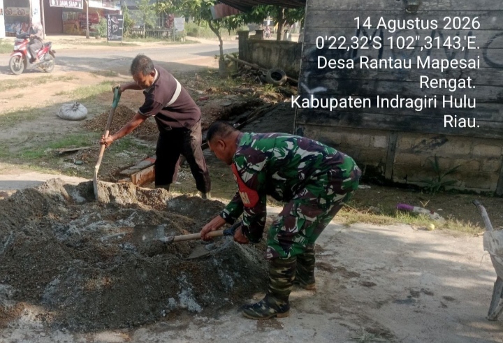 Babinsa Koramil 01/Rengat Gotong Royong Bantu Warga Bangun Teras Rumah
