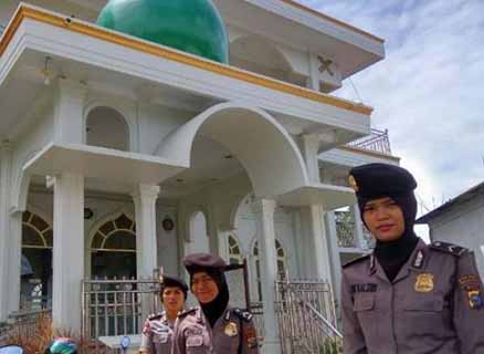 Ciptakan Aman Shalat Jumat, Polwan Jaga Kendaran di Masjid