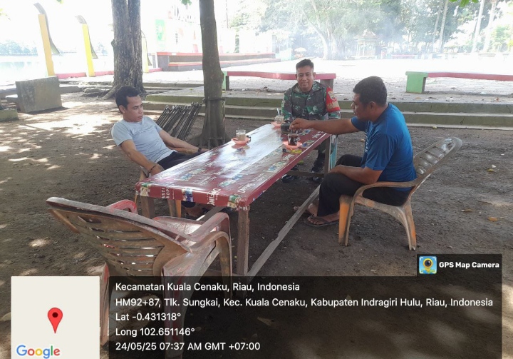 Membangun Keakraban Bersama Perangkat Desa Melalui Komsos Babinsa Koramil 01/Rengat Sambangi Wilayah Binaan.