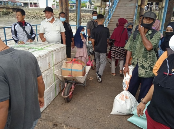 Polsek dan Koramil Kuala Kampar Tingkatkan Penertiban Prokes di Pelabuhan Penyalai