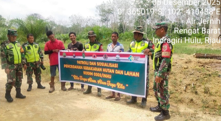 Suasana Rengat Diguyur Hujan Namun Patroli dan Sosialisasi Karhutla Tetap Dilaksanakan oleh Koramil 01/Rengat