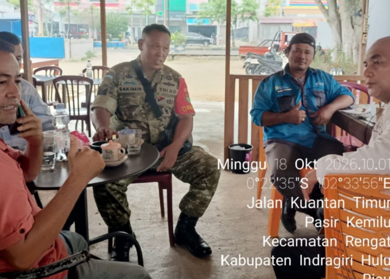 Babinsa Koramil 01/Rengat Jalin Komsos dengan Warga Desa Pasir Kemilu