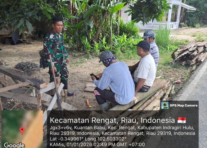 Babinsa Ciptakan Silaturahmi Dengan Warga Desa Binaan Melalui Komsos