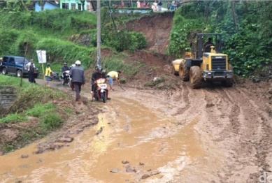 Longsor Setinggi 10 Meter Tutup Jalan Desa Kutawaringin