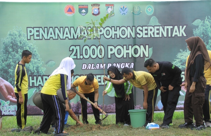 Polres Inhu Gelar Apel Hari Pohon Sedunia  Serta Tanam Pohon di Tepian Indragiri