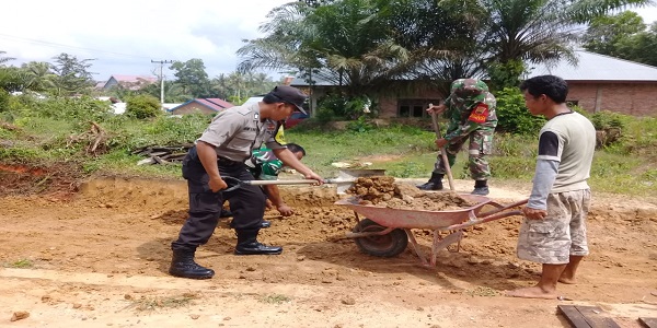 TNI-Polri Bersama Masyarakat Gelar Kerja Bakti Di Mussolah Al-Janah