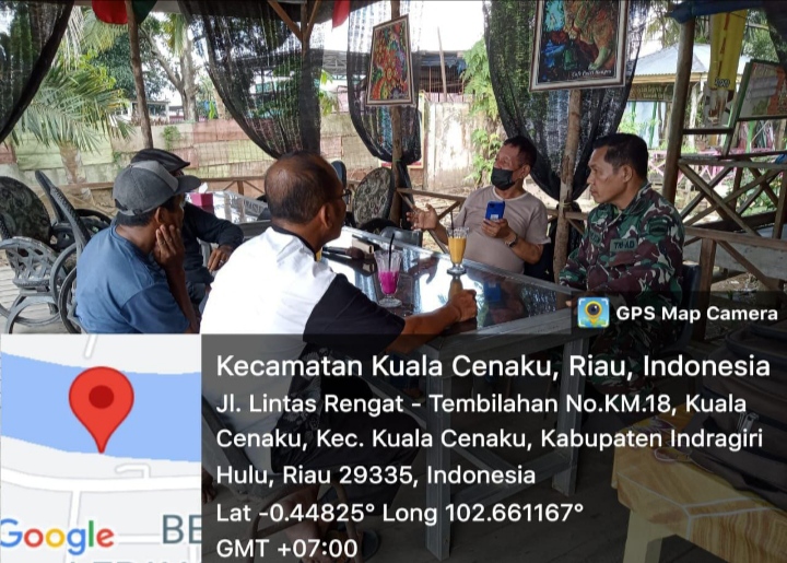 Melakukan Komunikasi Yang Baik Dengan Tokoh Masyarakat Kuala Cenaku Oleh Babinsa.