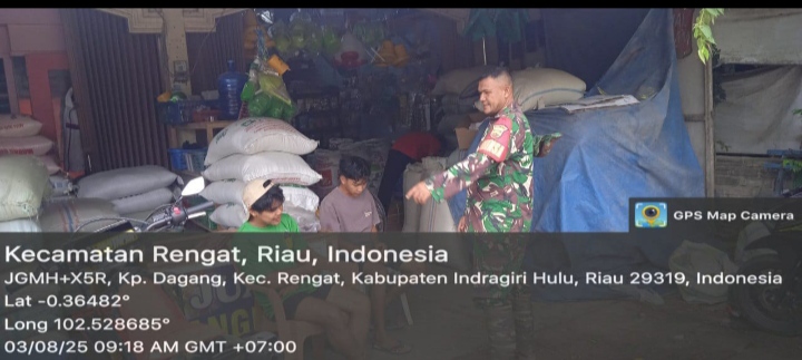 Kunjungi Penjual Pakan Ternak Babinsa koramil 01/ Rengat Jalankan Komsos Di Kel.Kamdag