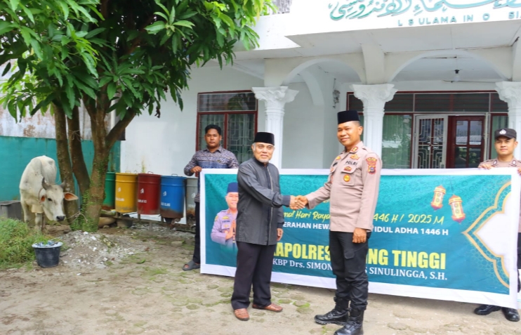 Sambut Idul Adha 1446 H, Kapolres Tebing Tinggi Serahkan Hewan Qurban Kepada MUI