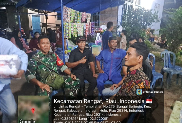 Hampiri Warganya Sedang Duduk Santai Babinsa Hampiri Warganya Saat Patrolinya